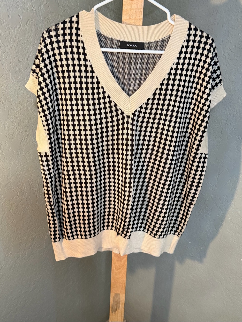 Donotdo Black & Cream V-Neck Houndstooth Knit Top